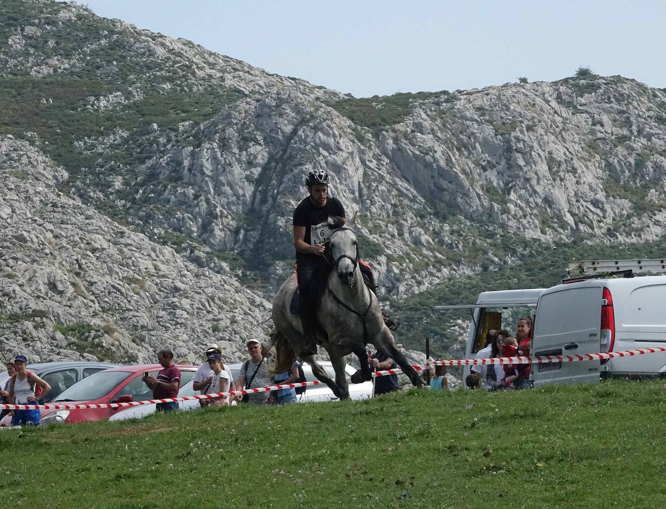 La Fiesta del Pastor volvió a congregar a numerosos curiosos y participantes en los pastos de los Lagos de Covadonga donde el mundo rural de Picos de Europa celebra una jornada festiva y reivindicativa. 