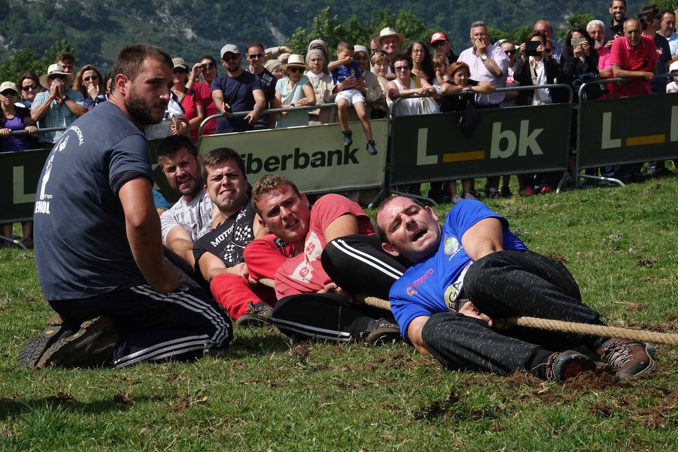 La Fiesta del Pastor volvió a congregar a numerosos curiosos y participantes en los pastos de los Lagos de Covadonga donde el mundo rural de Picos de Europa celebra una jornada festiva y reivindicativa. 