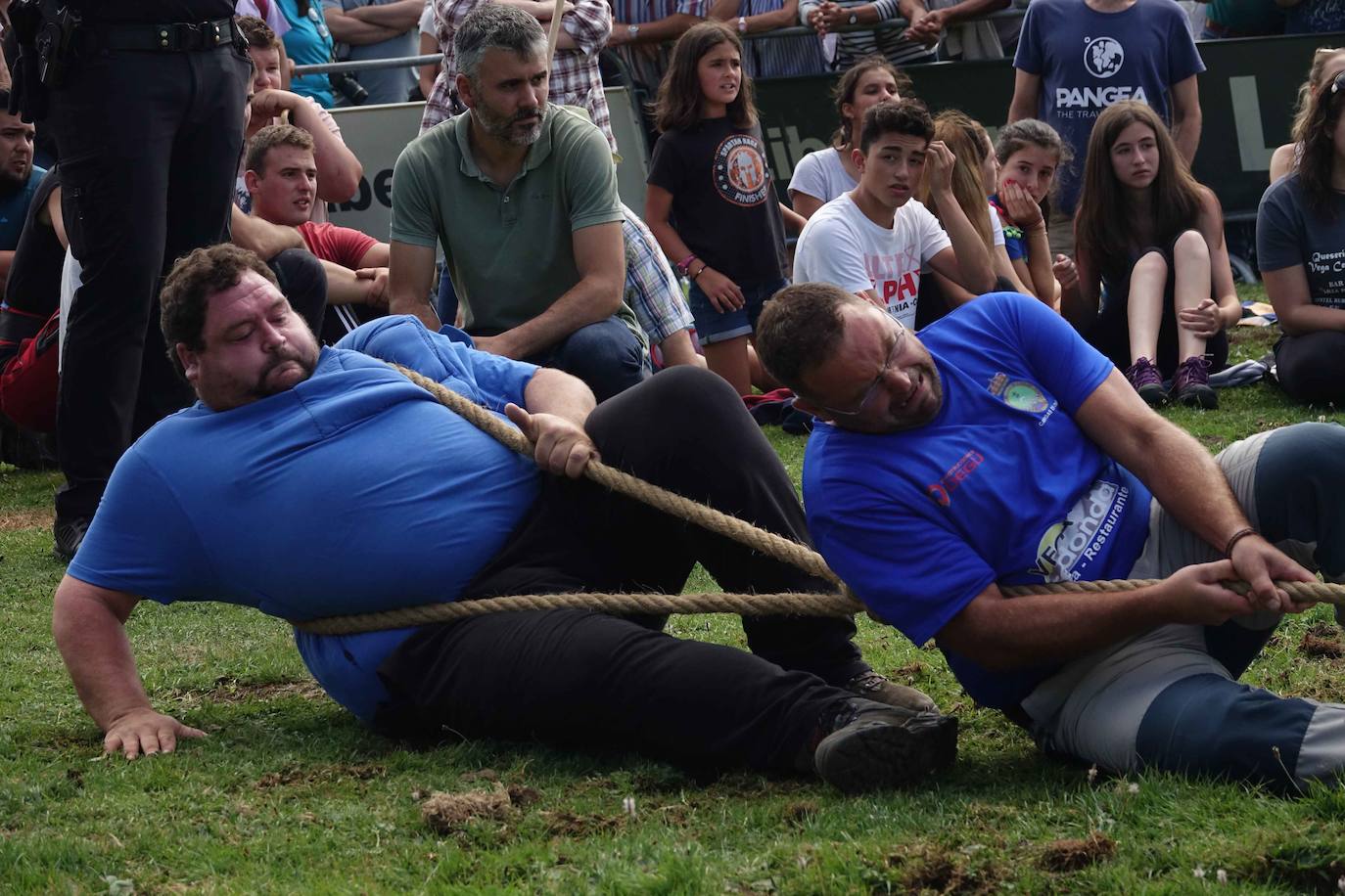 La Fiesta del Pastor volvió a congregar a numerosos curiosos y participantes en los pastos de los Lagos de Covadonga donde el mundo rural de Picos de Europa celebra una jornada festiva y reivindicativa. 