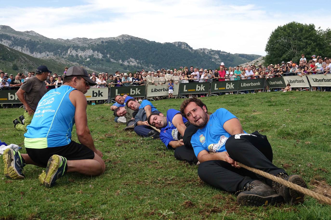 La Fiesta del Pastor volvió a congregar a numerosos curiosos y participantes en los pastos de los Lagos de Covadonga donde el mundo rural de Picos de Europa celebra una jornada festiva y reivindicativa. 