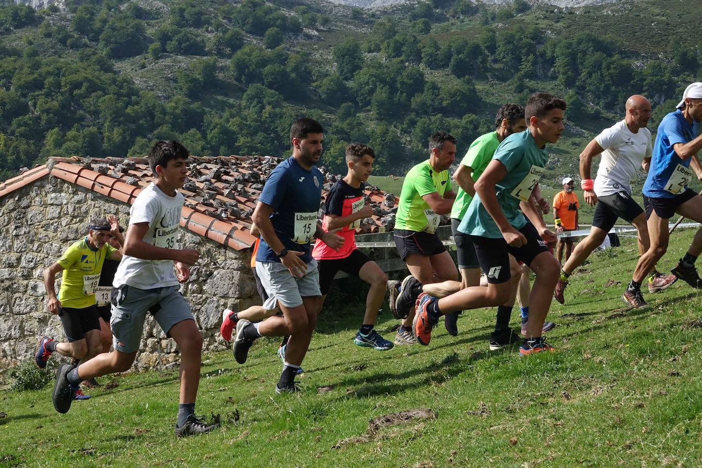 La Fiesta del Pastor volvió a congregar a numerosos curiosos y participantes en los pastos de los Lagos de Covadonga donde el mundo rural de Picos de Europa celebra una jornada festiva y reivindicativa. 