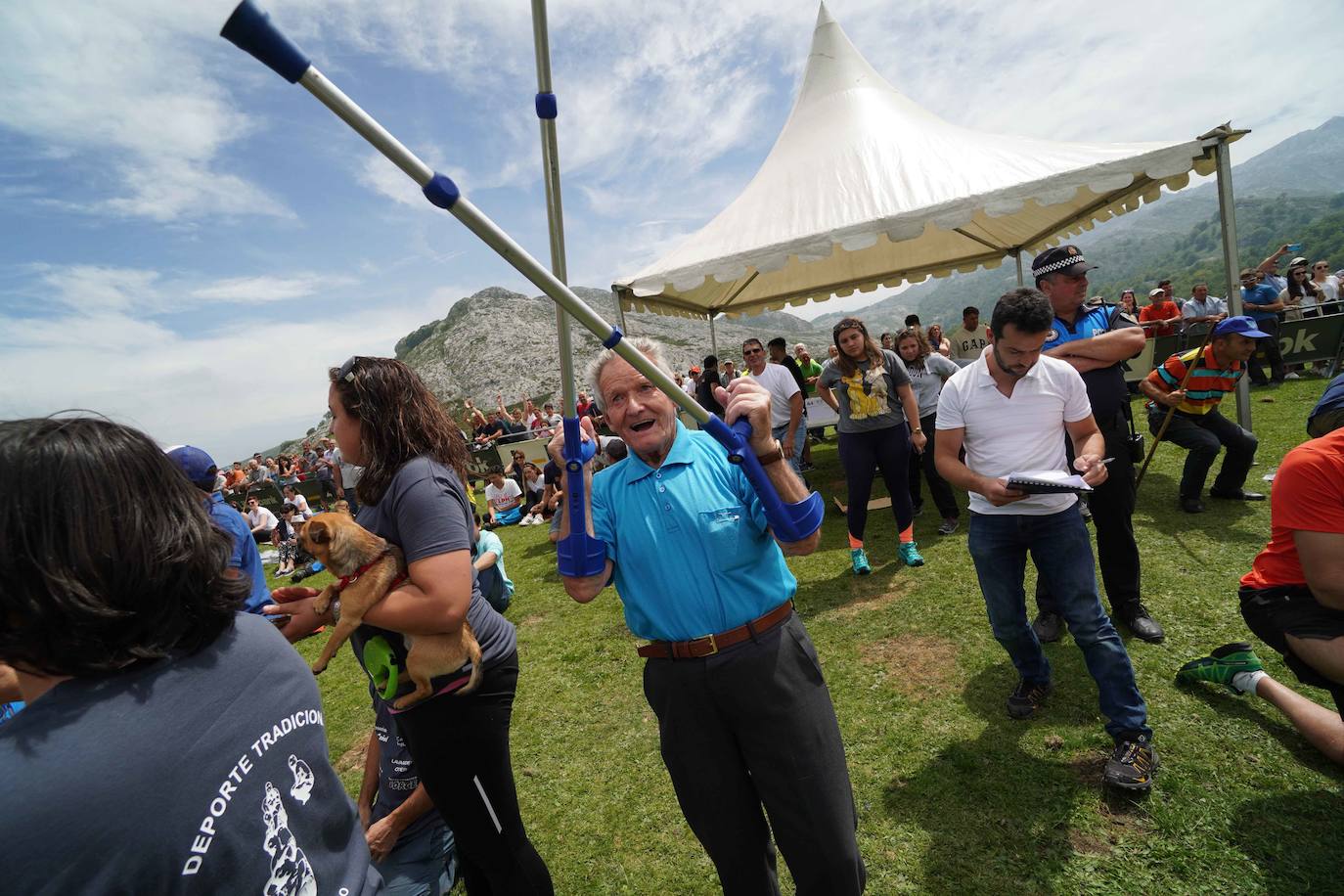 La Fiesta del Pastor volvió a congregar a numerosos curiosos y participantes en los pastos de los Lagos de Covadonga donde el mundo rural de Picos de Europa celebra una jornada festiva y reivindicativa. 