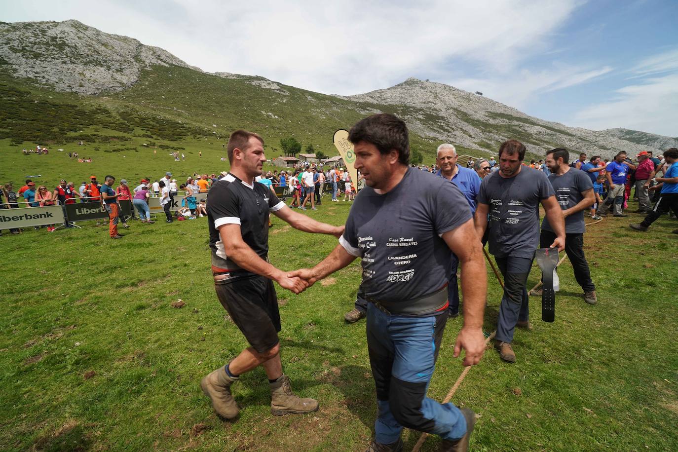 La Fiesta del Pastor volvió a congregar a numerosos curiosos y participantes en los pastos de los Lagos de Covadonga donde el mundo rural de Picos de Europa celebra una jornada festiva y reivindicativa. 