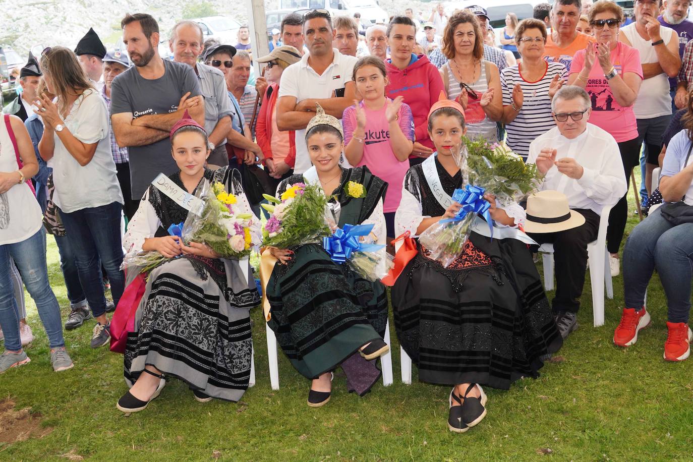 La Fiesta del Pastor volvió a congregar a numerosos curiosos y participantes en los pastos de los Lagos de Covadonga donde el mundo rural de Picos de Europa celebra una jornada festiva y reivindicativa. 