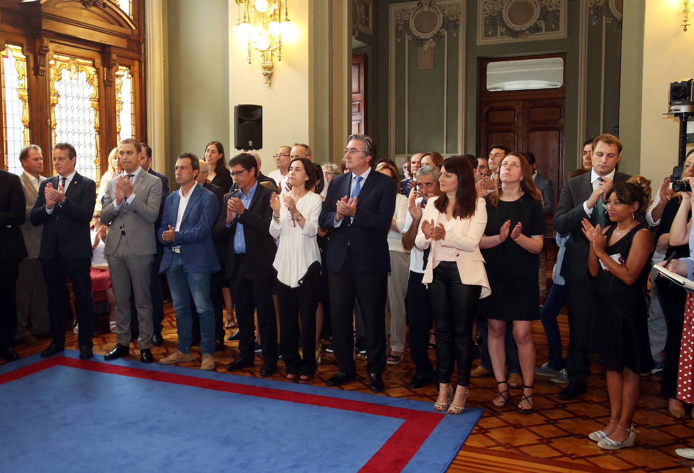 Los diez consejeros que integran el gabinete de Barbón, dos más que en la pasada legislatura, han tomado posesión de sus cargos en una ceremonia que ha tenido lugar en el Parlamento regional, en vez de en el Palacio de Presidencia, como era habitual. Al acto han asistido diputados y representantes de la vida social, económica o política de Asturias.