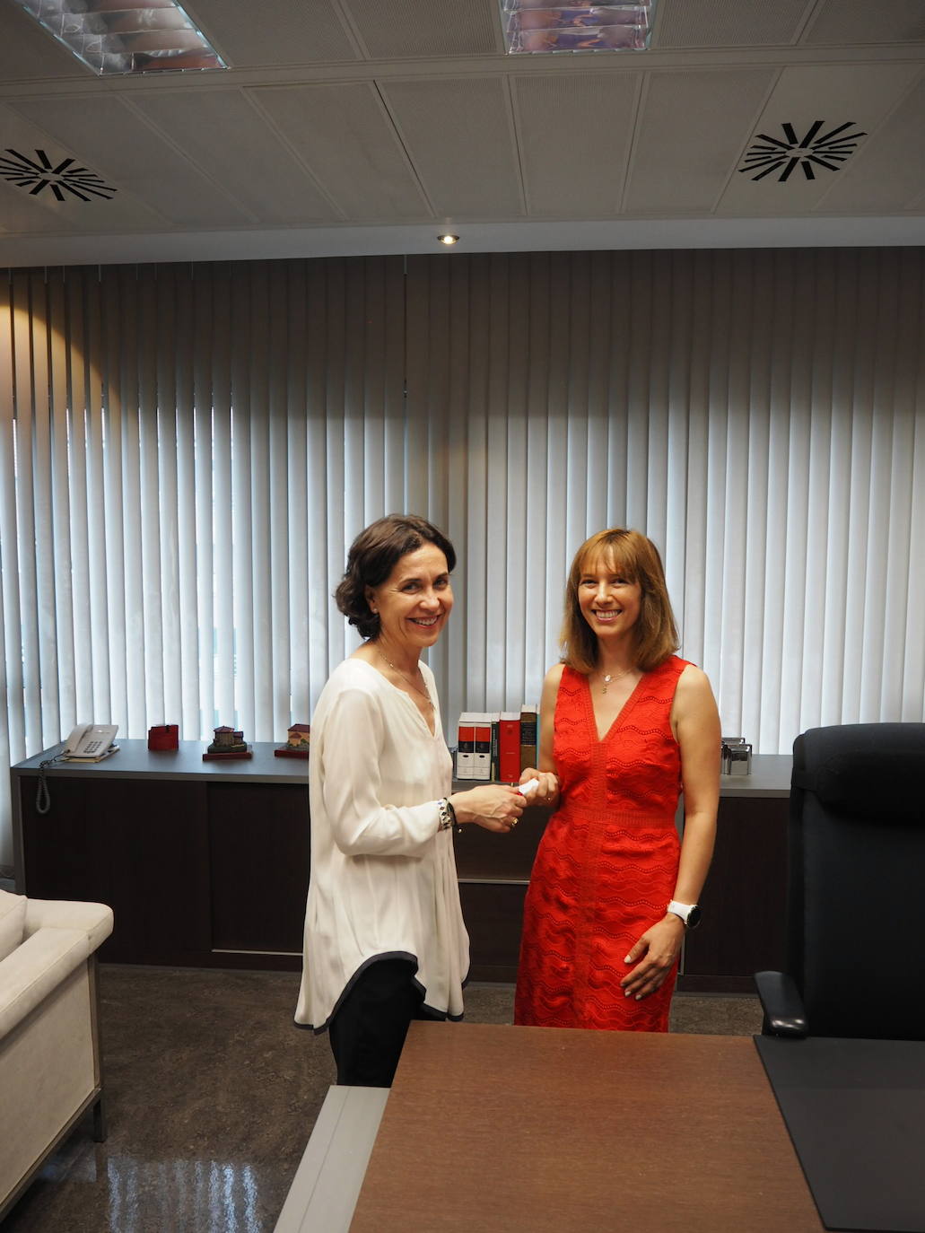 Dolores Carcedo saluda a su sucesora Ana Cárcaba.