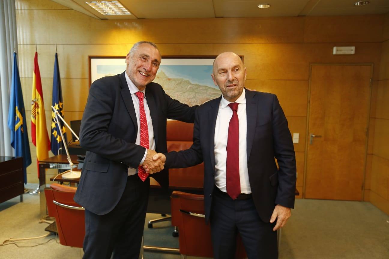 Benigno Fernández saluda a Juan Cofiño durante el traspaso de competencias.