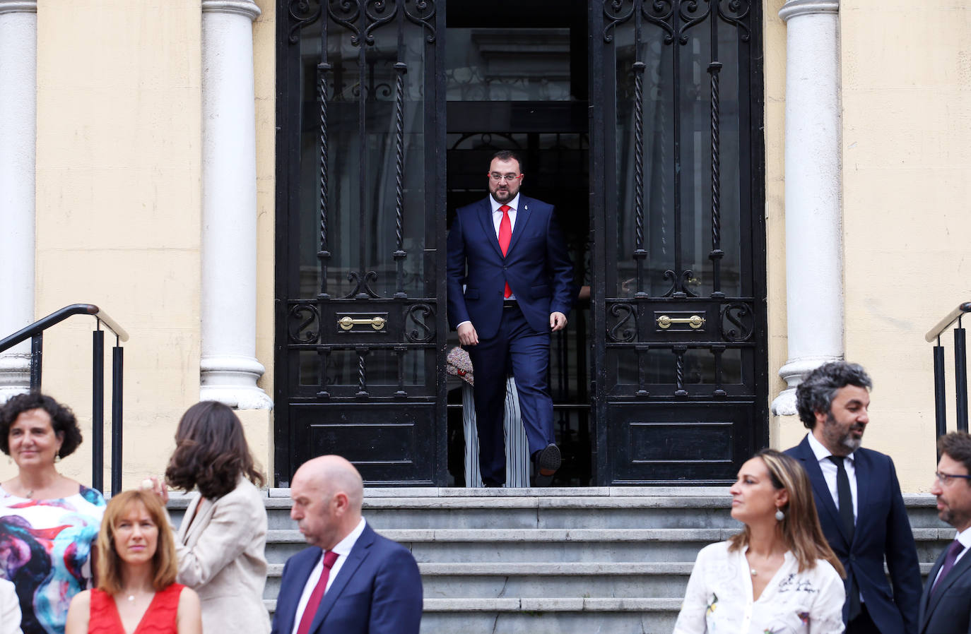 Adrián Barbón sale del Palacio de Presidencia para posar con sus consejeros en la escalinata exterior.