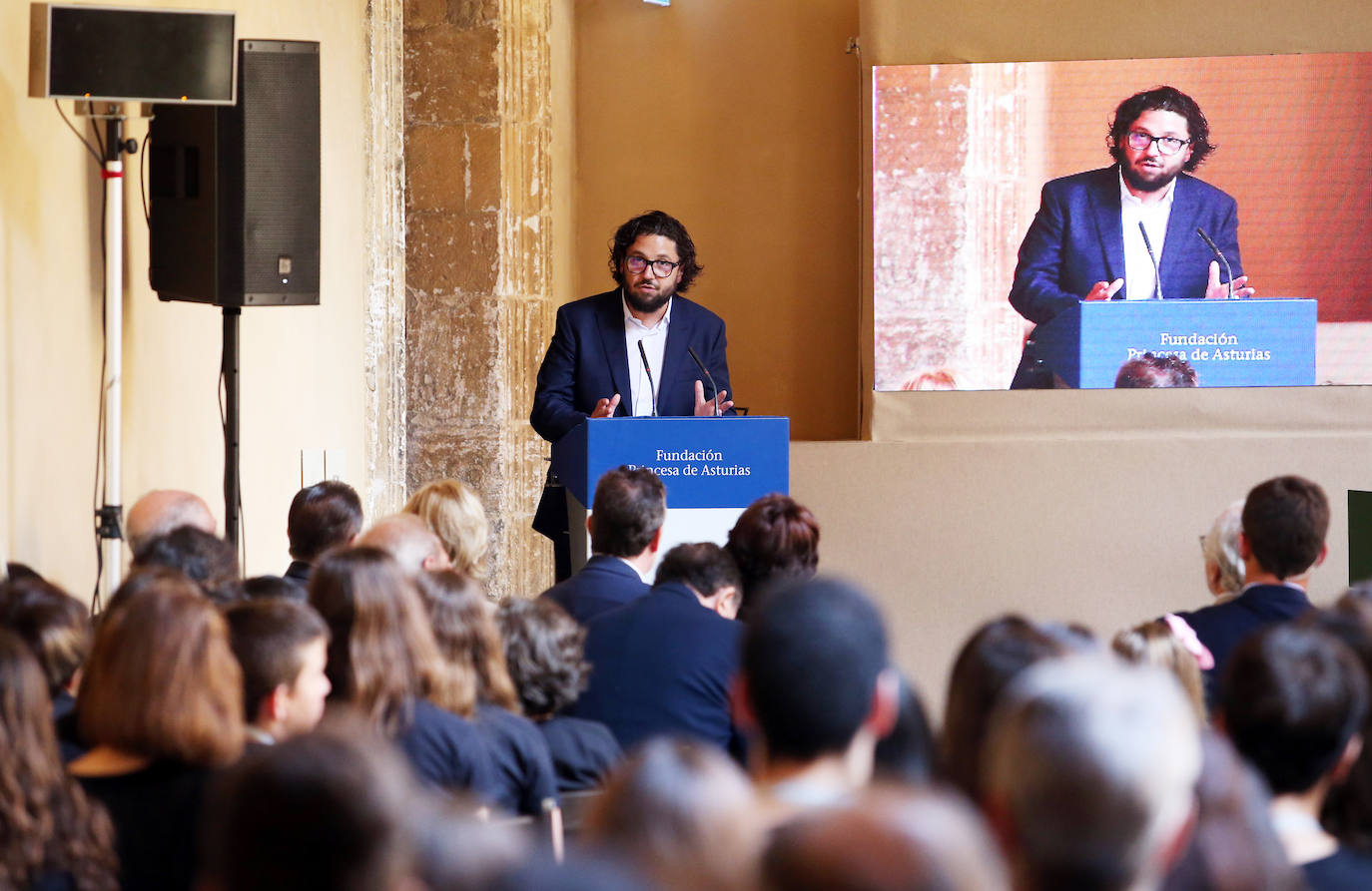 El público la recibió con aplausos a su llegada al Museo Arqueológico para asistir a la lección magistral de Aarón Zapico en los cursos de verano de la Escuela de Música de la Fundación Princesa