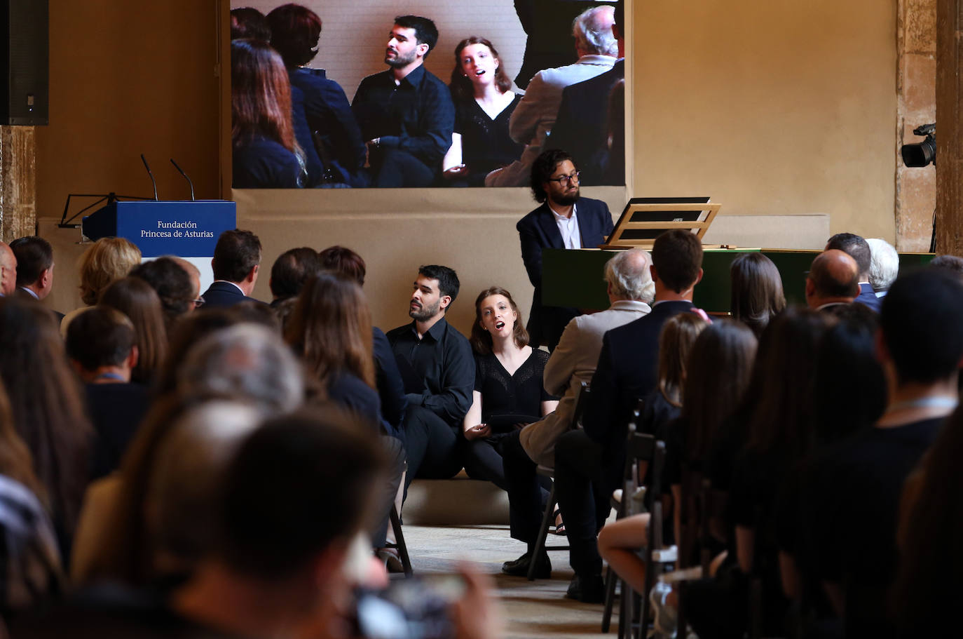 El público la recibió con aplausos a su llegada al Museo Arqueológico para asistir a la lección magistral de Aarón Zapico en los cursos de verano de la Escuela de Música de la Fundación Princesa