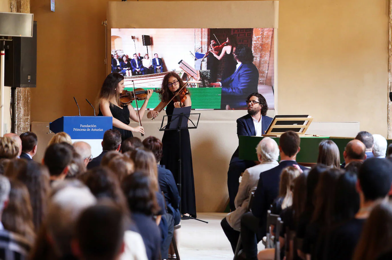 El público la recibió con aplausos a su llegada al Museo Arqueológico para asistir a la lección magistral de Aarón Zapico en los cursos de verano de la Escuela de Música de la Fundación Princesa