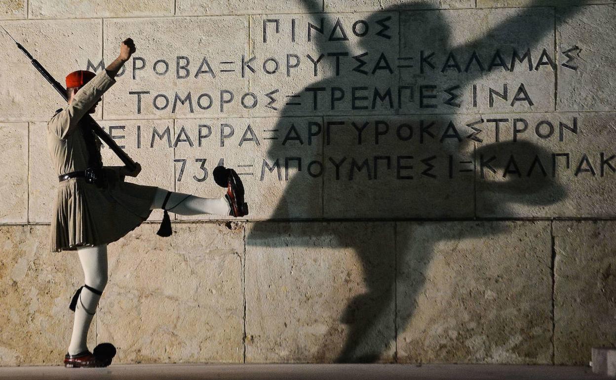 Evzones, guardias presidenciales griegos, desiflan ante el Parlamento de Atenas. 