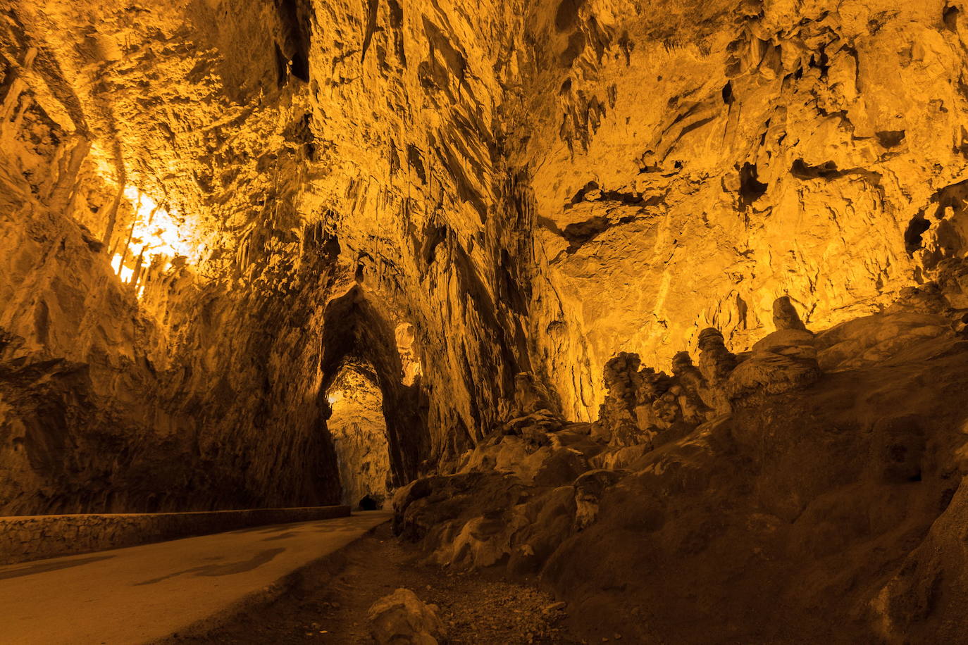 Cuevas del Agua (Asturias): Este pueblo asturiano puede ser desconocido, en parte, porque se encuentra escondido. Se ubica cerca de Llanes y lo curioso es la forma de acceder a él. A Cuevas del Agua solo se puede llegar en coche o caminando después de atravesar una carretera. La entrada del pueblo es una cavidad natural modelada por un arroyo y constituye un trayecto de 300 metros.