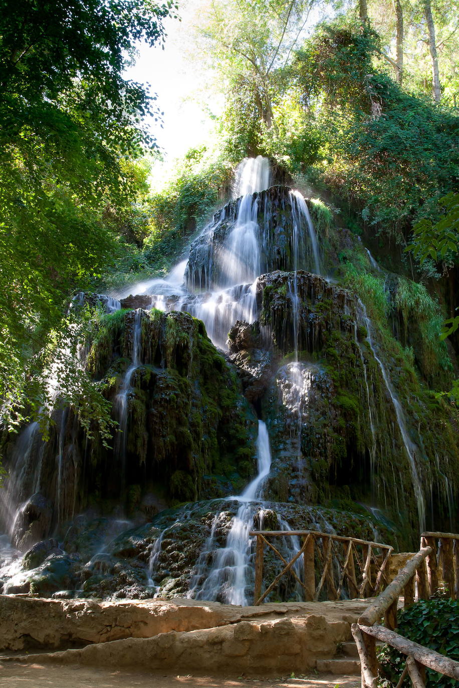 Monasterio de Piedra (Zaragoza): Una escapada de lo más natural es la que ofrece este paraje. Ubicado en el pueblo de Nuévalos, el enclave se caracteriza por sus árboles, padreras, ruinas medievales pero, sobre todo, por las espectaculares cascadas, las verdaderas protagonistas. El secreto de este punto del mapa es asomarse a ver la Cascada de la Cola de Caballo, que otorga unas vistas de película.