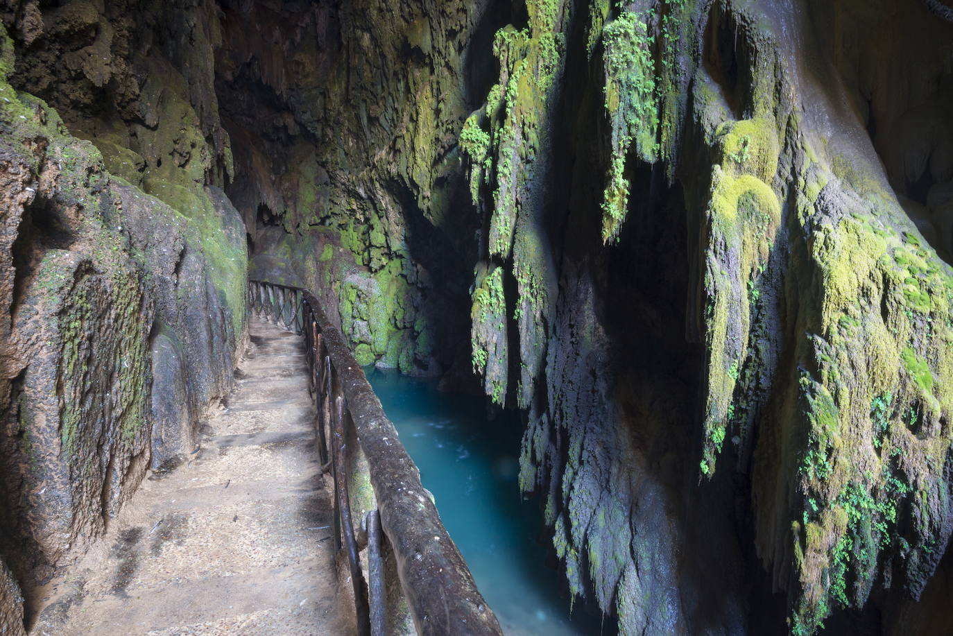 Monasterio de Piedra (Zaragoza): Una escapada de lo más natural es la que ofrece este paraje. Ubicado en el pueblo de Nuévalos, el enclave se caracteriza por sus árboles, padreras, ruinas medievales pero, sobre todo, por las espectaculares cascadas, las verdaderas protagonistas. El secreto de este punto del mapa es asomarse a ver la Cascada de la Cola de Caballo, que otorga unas vistas de película.