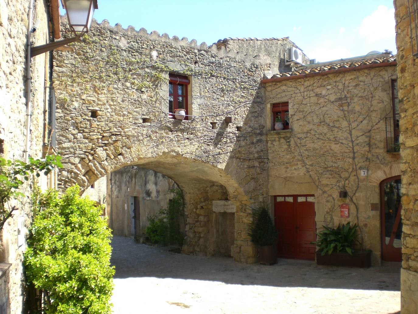 Peratallada (Girona): Este pueblo catalán es un auténtico viaje a la Edad Media. O a la Toscana italiana. Así lo han descrito aquellos que han tenido oportunidad de conocer este escondite. Un tramo pequeño de muralla con un arco avisa de la llegada al pueblo. Sus calles, a modo de laberinto, de piedra y su castillo de cuento son dos de los platos fuertes del municipio. Pero, otra de las imágenes más repetidas son las enredaderas que crecen en muros y ventanas.