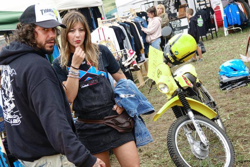 La playa de La Espasa acoge hasta el domingo la séptima edición del festival Motorbeach, que fusiona las motos con el surf y los coches clásicos con la música.
