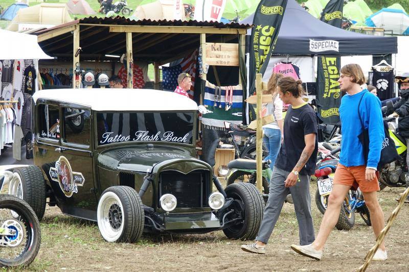 La playa de La Espasa acoge hasta el domingo la séptima edición del festival Motorbeach, que fusiona las motos con el surf y los coches clásicos con la música.