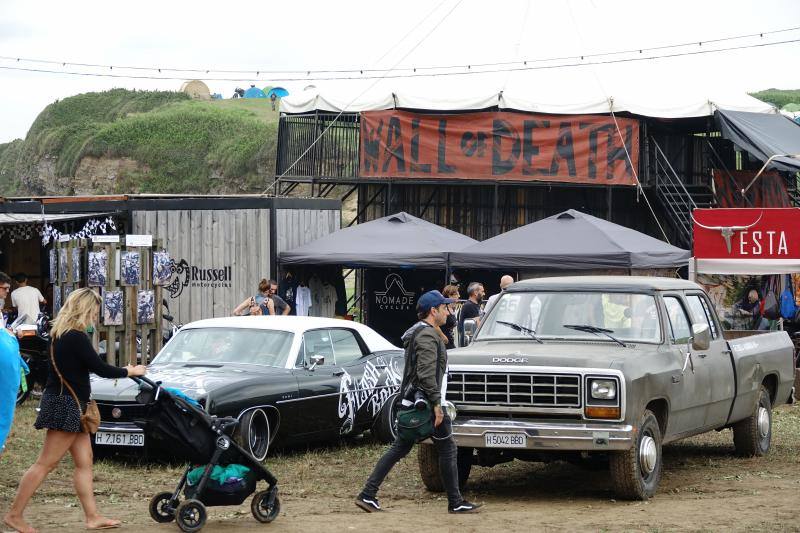 La playa de La Espasa acoge hasta el domingo la séptima edición del festival Motorbeach, que fusiona las motos con el surf y los coches clásicos con la música.