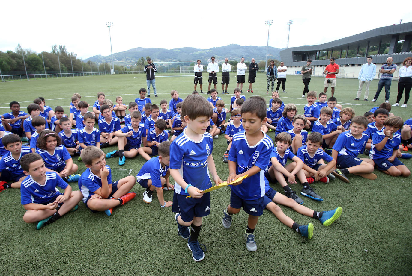 El jugador azul visitó a los niños del Campus del club