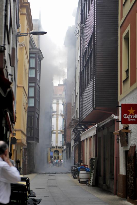 Espectacular incendio en una vivienda de la calle Begoña, en plena Ruta de los Vinos de Gijón.