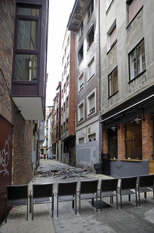 Espectacular incendio en una vivienda de la calle Begoña, en plena Ruta de los Vinos de Gijón.