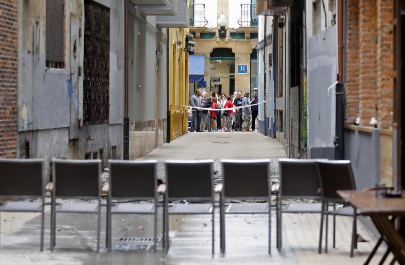 Espectacular incendio en una vivienda de la calle Begoña, en plena Ruta de los Vinos de Gijón.