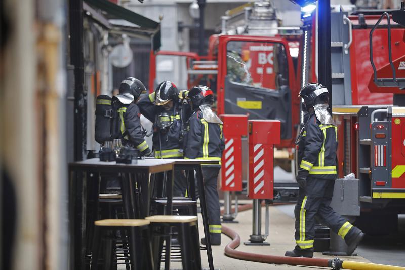 Espectacular incendio en una vivienda de la calle Begoña, en plena Ruta de los Vinos de Gijón.