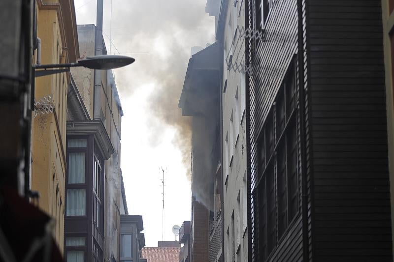 Espectacular incendio en una vivienda de la calle Begoña, en plena Ruta de los Vinos de Gijón.