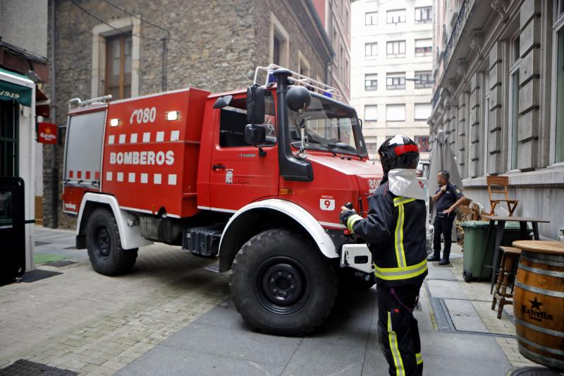 Espectacular incendio en una vivienda de la calle Begoña, en plena Ruta de los Vinos de Gijón.