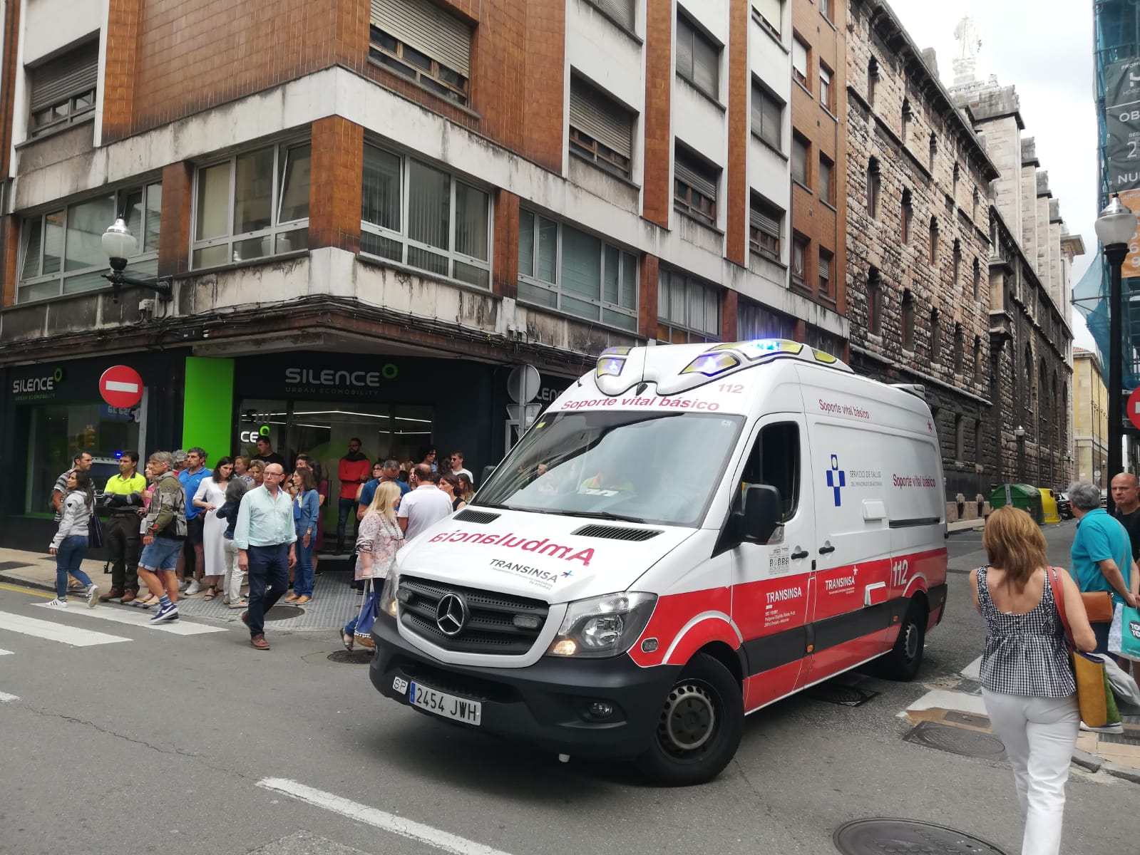 Espectacular incendio en una vivienda de la calle Begoña, en plena Ruta de los Vinos de Gijón.