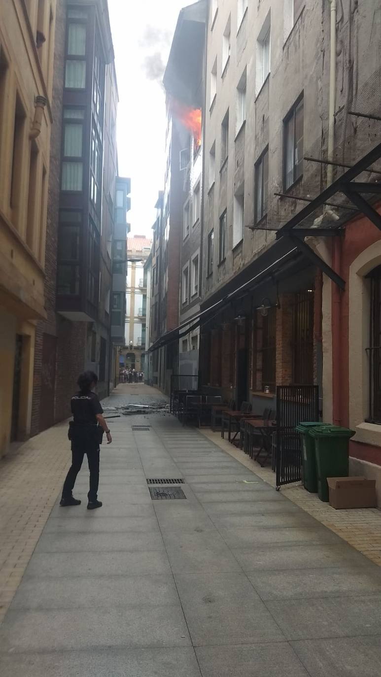 Espectacular incendio en una vivienda de la calle Begoña, en plena Ruta de los Vinos de Gijón.