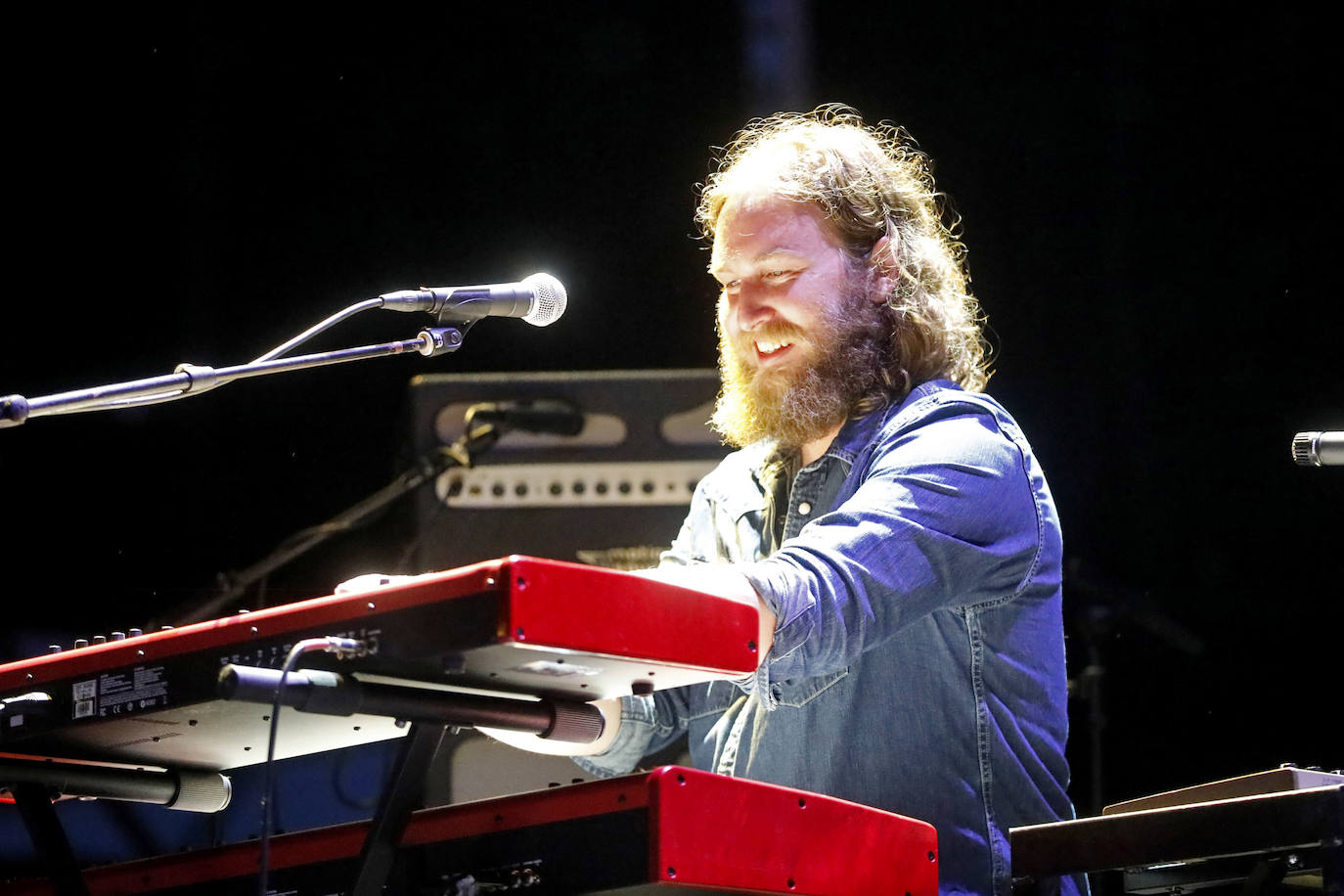 La música le ganó la partida al agua en una nueva jornada de 'Gijón Life'. Quique González subió al escenario tras la actuación de Morgan para revivir los temas más destacados de su carrera