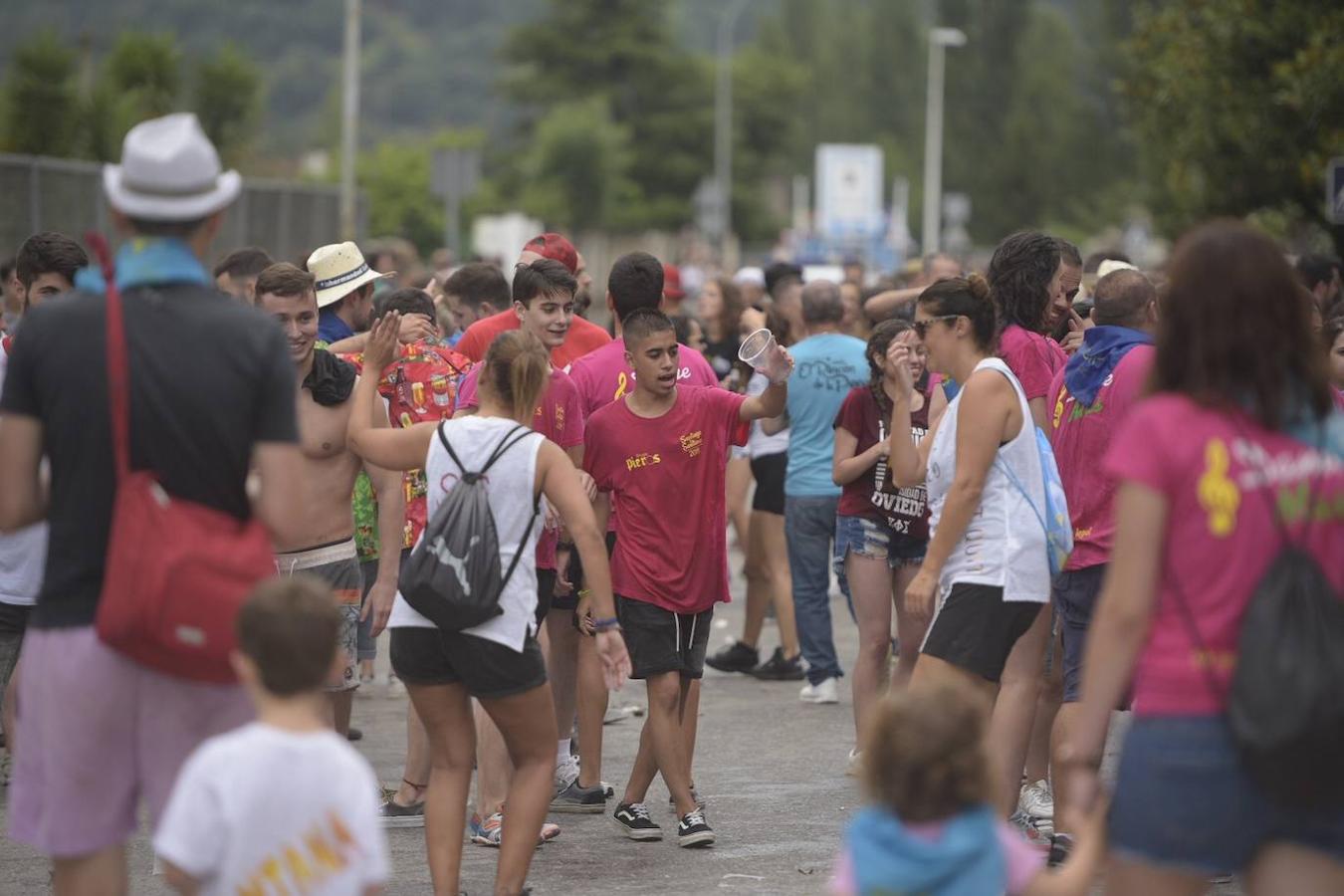 Como cada año, cientos de jóvenes se unen a los festejos de esta santividad que esta edición está amenazada por la lluvia