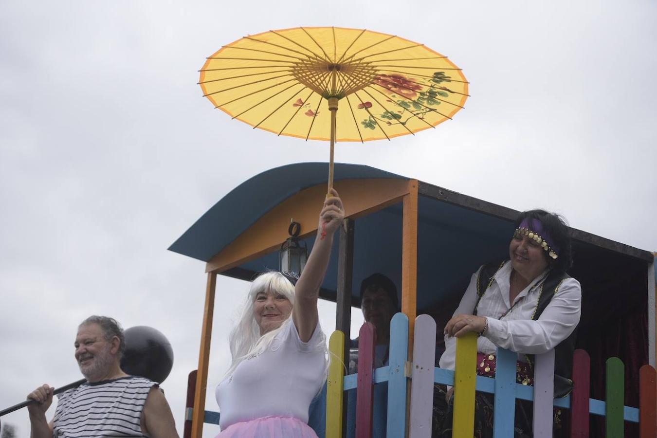 Como cada año, cientos de jóvenes se unen a los festejos de esta santividad que esta edición está amenazada por la lluvia