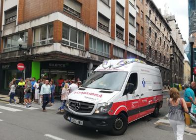 Imagen secundaria 1 - Dos heridos en el grave incendio que alarmó al centro de Gijón