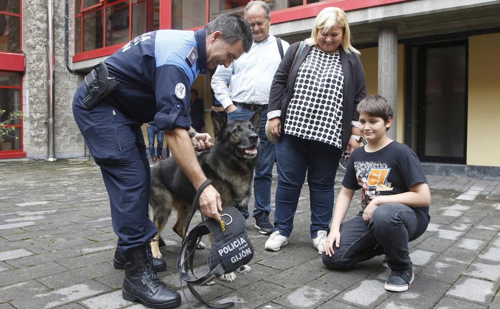 ''Thor', junto a su nueva familia del barrio gijonés de Somió y José Gil, el agente de la Unidad Canina con el que trabajó durante los últimos años.