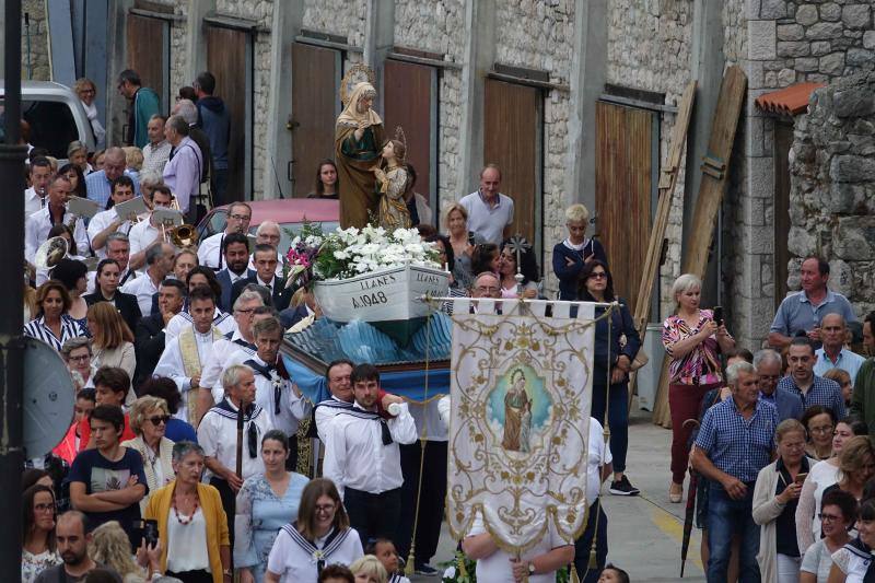 Miles de personas llenan la zona portuaria para ver la procesión. La imagen de la santa embarcó en en el 'Sandra María' y desde la cubierta del barco se lanzó al mar una corona de laurel