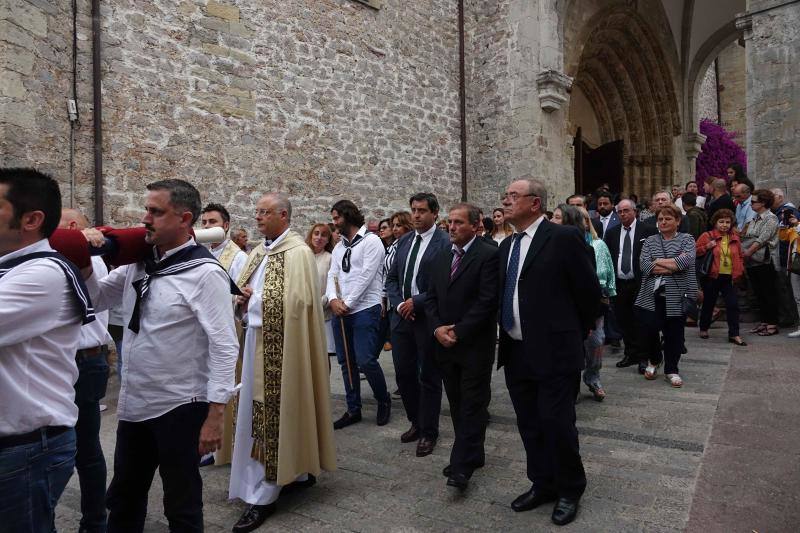 Miles de personas llenan la zona portuaria para ver la procesión. La imagen de la santa embarcó en en el 'Sandra María' y desde la cubierta del barco se lanzó al mar una corona de laurel