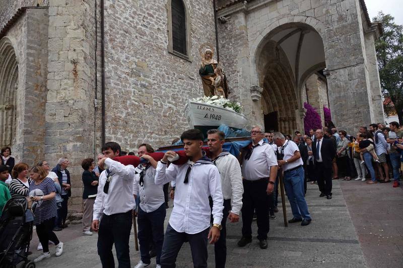 Miles de personas llenan la zona portuaria para ver la procesión. La imagen de la santa embarcó en en el 'Sandra María' y desde la cubierta del barco se lanzó al mar una corona de laurel