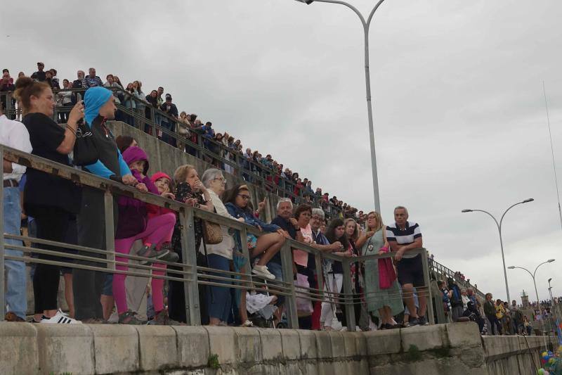 Miles de personas llenan la zona portuaria para ver la procesión. La imagen de la santa embarcó en en el 'Sandra María' y desde la cubierta del barco se lanzó al mar una corona de laurel