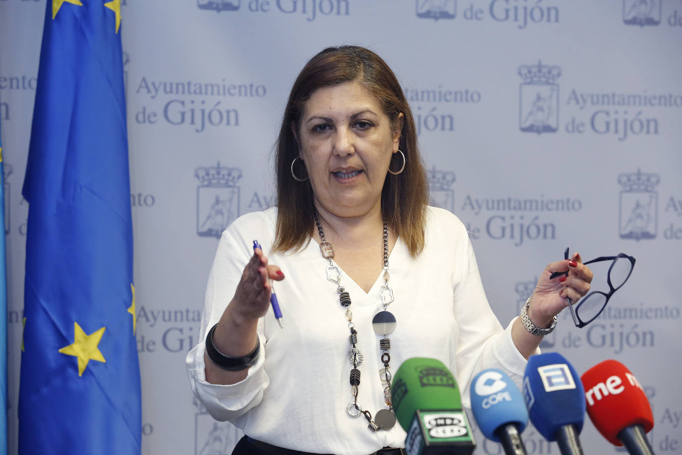 Marina Pineda, concejala de Hacienda, comparece ante los medios en el Ayuntamiento de Gijón. 