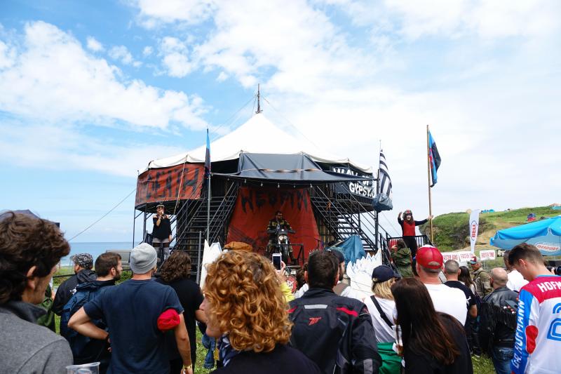 La lluvia y el barro condicionaron las primeras horas, pero no lograron acallar el ruido de los motores congregados este fin de semana en la playa La Espasa, donde se celebra la séptima edición del festival Motorbeach. Rutas y exhibiciones moteras, exposición de coches clásicos, música y otras actividades culturales son parte de un programa que se extiende hasta este domingo.