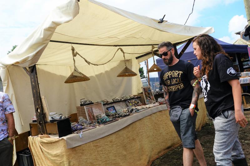 La lluvia y el barro condicionaron las primeras horas, pero no lograron acallar el ruido de los motores congregados este fin de semana en la playa La Espasa, donde se celebra la séptima edición del festival Motorbeach. Rutas y exhibiciones moteras, exposición de coches clásicos, música y otras actividades culturales son parte de un programa que se extiende hasta este domingo.