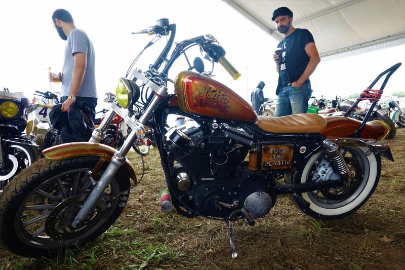 La lluvia y el barro condicionaron las primeras horas, pero no lograron acallar el ruido de los motores congregados este fin de semana en la playa La Espasa, donde se celebra la séptima edición del festival Motorbeach. Rutas y exhibiciones moteras, exposición de coches clásicos, música y otras actividades culturales son parte de un programa que se extiende hasta este domingo.