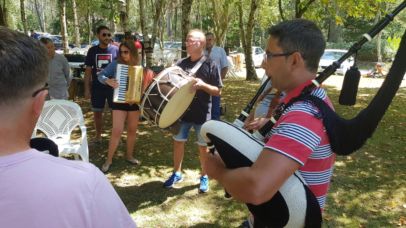 El área recreativa de As Pedreiras, en el concejo de El Franco, ha vuelto a ser escenario para las actuaciones de los gaiteros tradicionales que han participado en una nueva edición de la Festa da Gaita. Una gran churrascada a la estaca ha puesto el broche a la celebración.