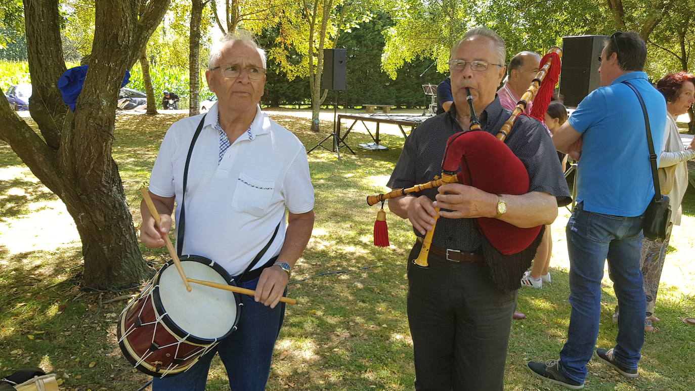 El área recreativa de As Pedreiras, en el concejo de El Franco, ha vuelto a ser escenario para las actuaciones de los gaiteros tradicionales que han participado en una nueva edición de la Festa da Gaita. Una gran churrascada a la estaca ha puesto el broche a la celebración.