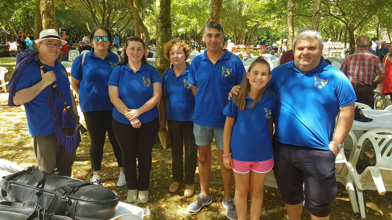 El área recreativa de As Pedreiras, en el concejo de El Franco, ha vuelto a ser escenario para las actuaciones de los gaiteros tradicionales que han participado en una nueva edición de la Festa da Gaita. Una gran churrascada a la estaca ha puesto el broche a la celebración.