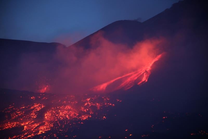 El Etna volvió a entrar en erupción el pasado 20 de julio. Desde entonces, se han producido varias explosiones que han dejado impresionantes imágenes.