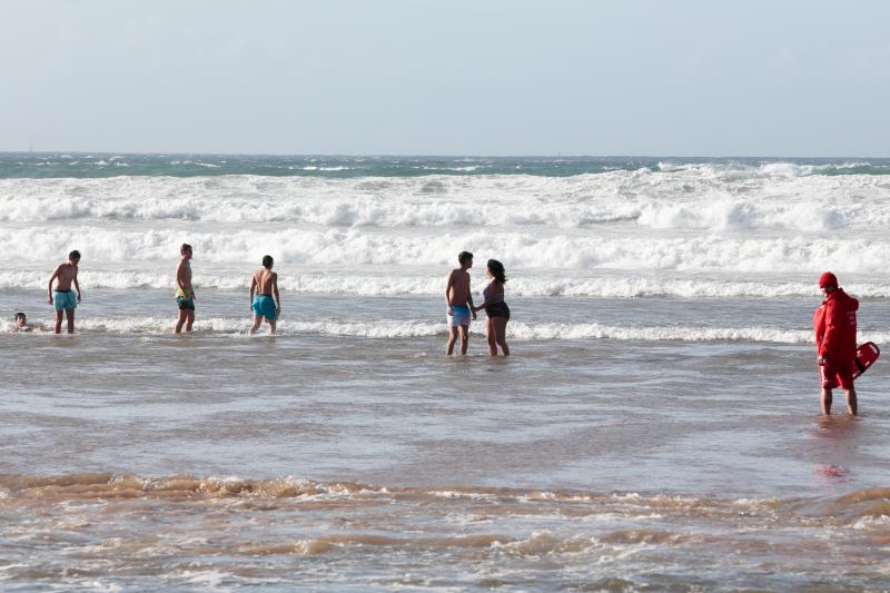 Más de una treinta de playas asturianas izaron este lunes la bandera roja tanto por el fuerte oleaje como por el viento.